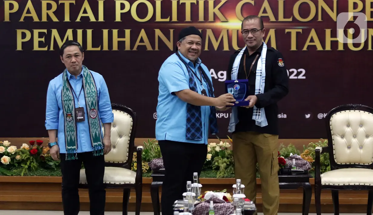Ketua Komisi Pemilihan Umum (KPU), Hasyim Asy'ari (kanan) menerima souvenir dari Wakil Ketua Partai Gelombang Rakyat (Gelora) Indonesia, Anis Matta di Gedung KPU, Jakarta, Minggu (7/8/2022). Hingga hari ketujuh masa pendaftaran, tercatat sudah 14 Partai Politik mendaftar untuk ikut dalam Pemilu 2024. (Liputan6.com/Helmi Fithriansyah)