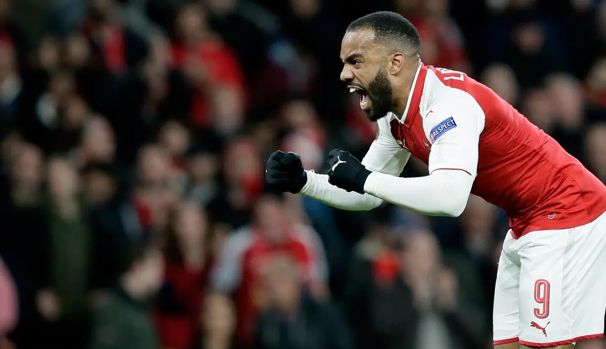 Pemain Arsenal Alexandre Lacazette merayakan golnya saat melawan CSKA Moscow pada pertandingan Liga Eropa di stadion Emirates, London (5/4). The Gunners menang telak 4-1 atas klub Rusia, CSKA Moskow. (AP Photo / Tim Ireland)