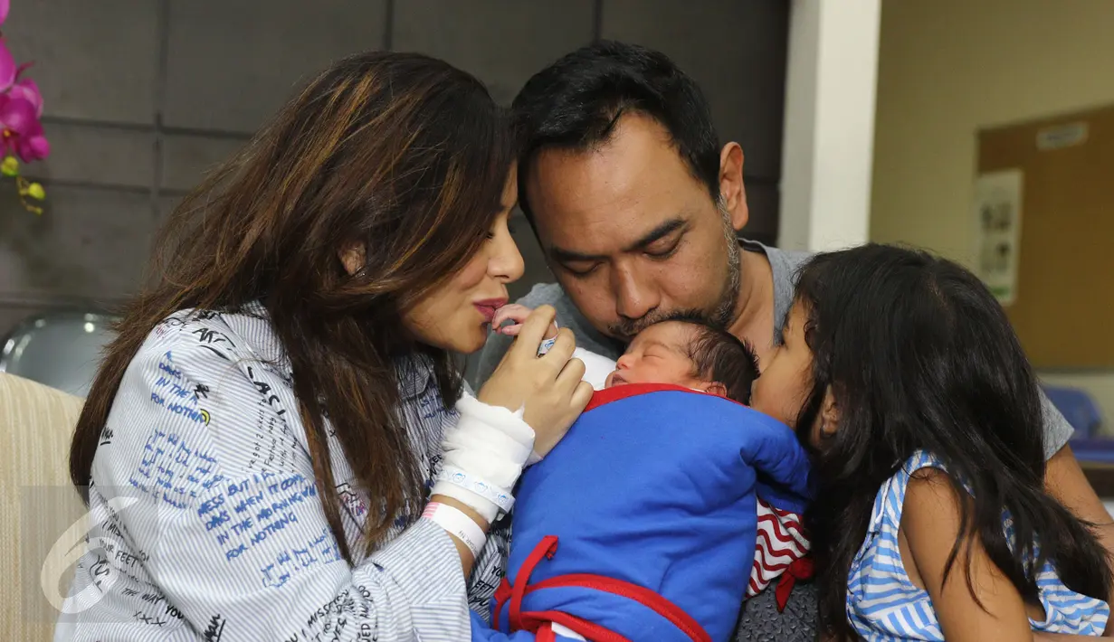 Bebi Romeo dan Meisya Siregar mencium anak ke 3 pada saat  jumpa pres kelahiran anak ke 3 mereka di kawasan Panglima Polim, Jakarta, Minggu (27/11). (Liputan6.com/Herman Zakharia)  