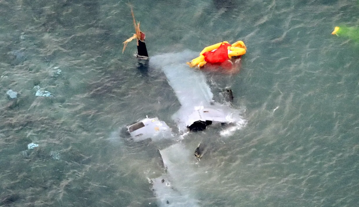 Kondisi pesawat Korps Marinir AS MV-22 Osprey usai jatuh di lepas pantai Nago, Okinawa, Jepang, (14/12). Otoritas terkait masih menyelidiki penyebab jatuhnya pesawat. (Reuters/Kyodo)