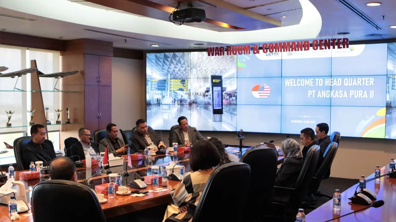 President Director AP II Muhammad Awaluddin beserta jajaran bertemu dengan Senior Country Manager Indo-Pacific Region USTDA Alissa Lee-Barden beserta jajaran dan perwakilan dari US Southeast Asia And Pacific Aviation Cooperation Program (ACP). (Dok Angkas
