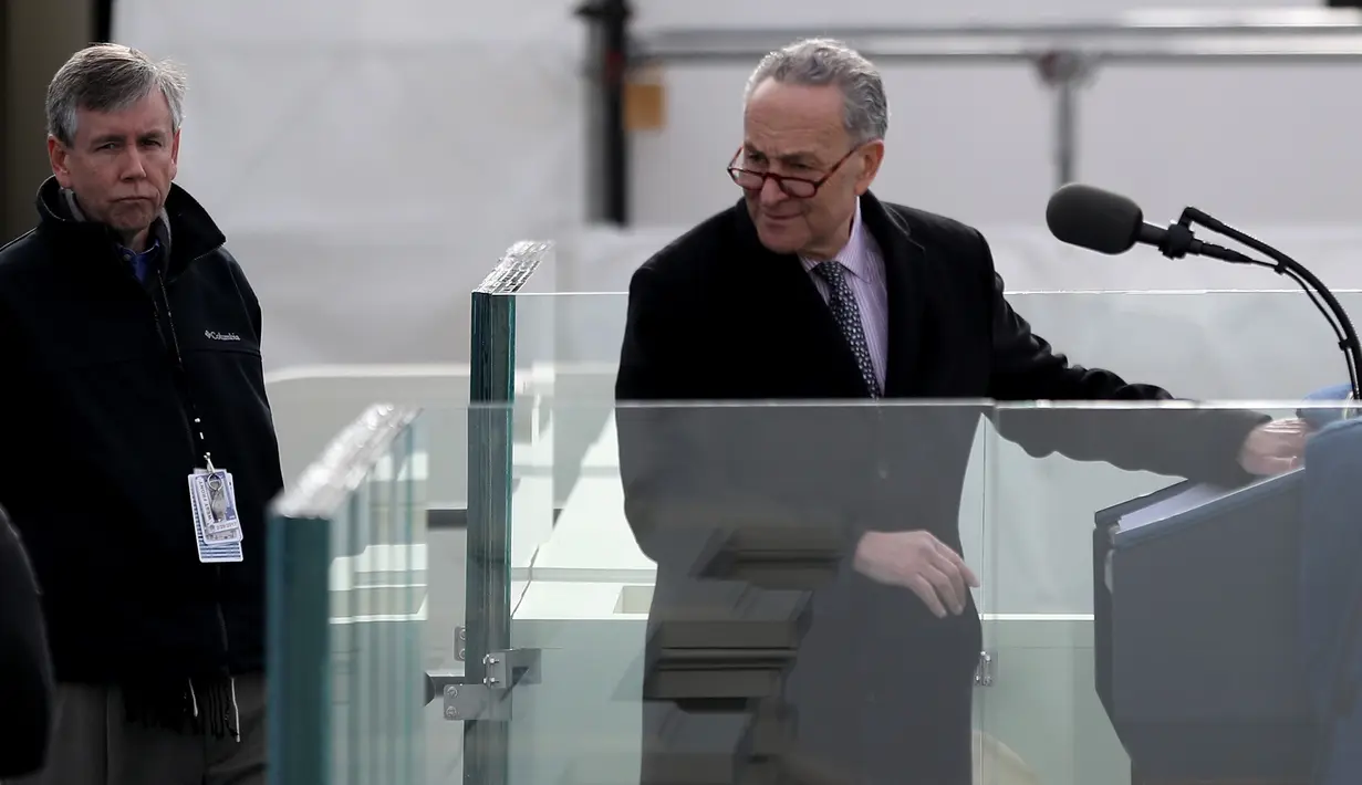 Senate Minority Leader, Chuck Schumer berlatih berpidato saat gladi resik jelang pelantikan Donald Trump di U.S. Capitol, Washington, DC, AS (19/1). Trump akan menjadi presiden ke-45 AS. (AFP Photo/Timothy A. Clary)