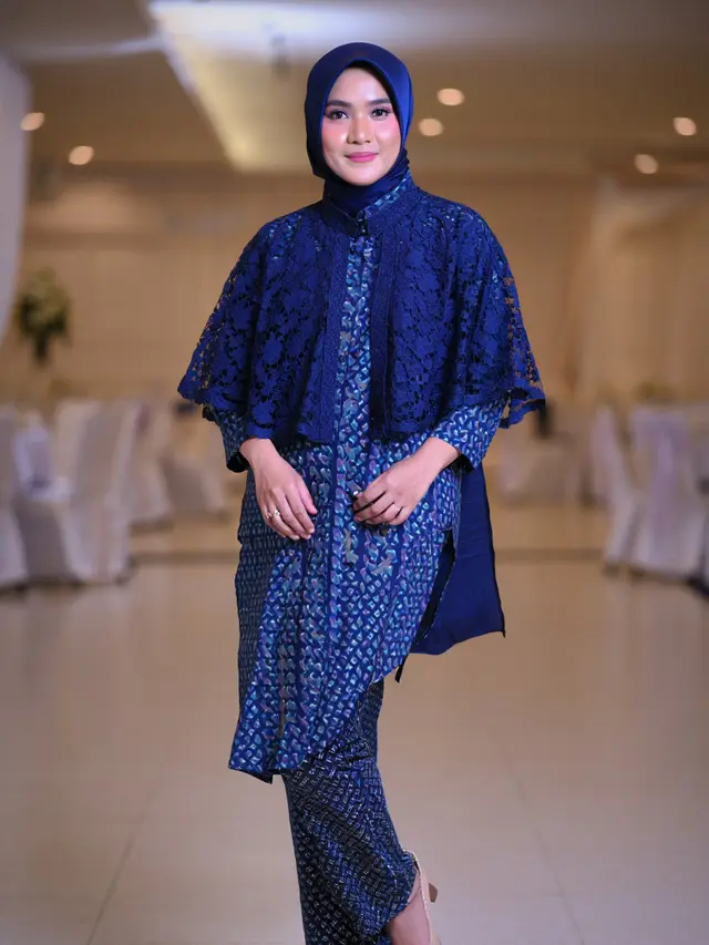 Model Gamis Kombinasi Outer Brokat dan Batik Warna Navy Elegan
