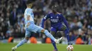 <p>Bek Real Madrid, Ferland Mendy mengontrol bola dari kawalan gelandang Manchester City, Riyad Mahrez&nbsp;pada pertandingan leg pertama semifinal Liga Champions di stadion Etihad di Manchester, Inggris, Rabu (27/4/2022). City menang atas Madrid 4-3. (AP Photo/Jon Super)</p>