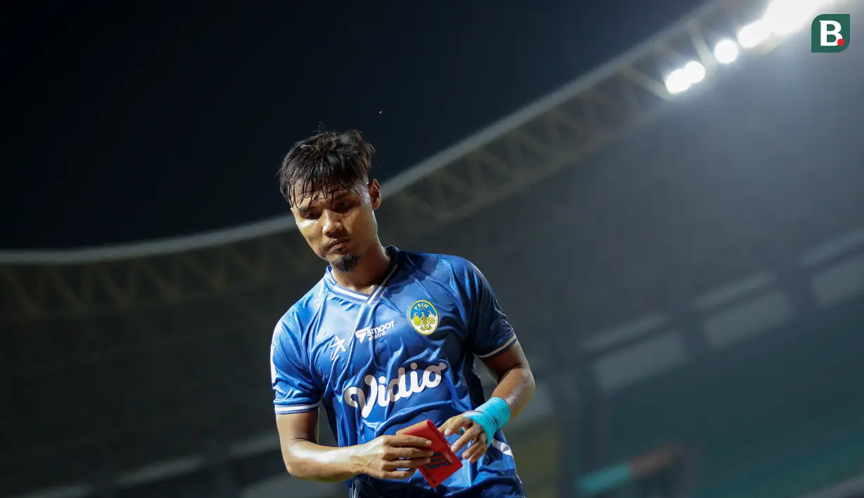 Reaksi kecewa pemain PSIM Yogyakarta, Aditya Putra Dewa usai kalah 0-3 dari FC Bekasi City saat laga lanjutan Grup B Liga 2 2022/2023 di Stadion Patriot Candrabhaga, Bekasi, Senin (19/09/2022). (Bola.com/Bagaskara Lazuardi)