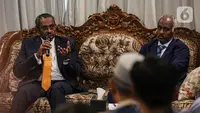Duta Besar Republik Sudan untuk Republik Indonesia H.E. Dr. Yassir Mohamed Ali menyampaikan keterangan terkait perkembangan situasi politik dan keamanan terkini di Sudan di Kediaman Duta Besar Sudan, Jakarta, Rabu (3/5/2023). (Liputan6.com/Faizal Fanani)