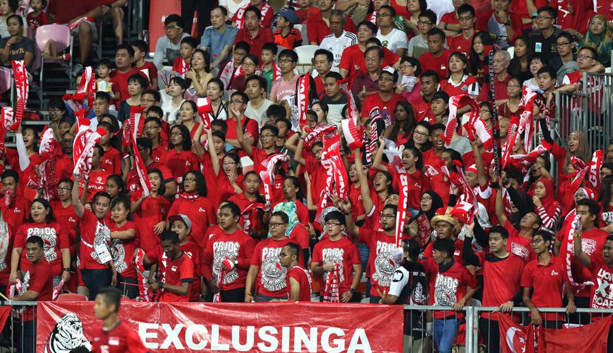 Suporter Singapura mendukung penuh tim negaranya. (Bola.com/Arief Bagus)