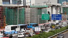 Pemandangan proyek pembangunan Light Rail Transit (LRT) koridor Cibubur-Cawang di Jakarta, Rabu (5/12). Pembangunan LRT tersebut ditargetkan rampung pada 2019. (Liputan6.com/JohanTallo)