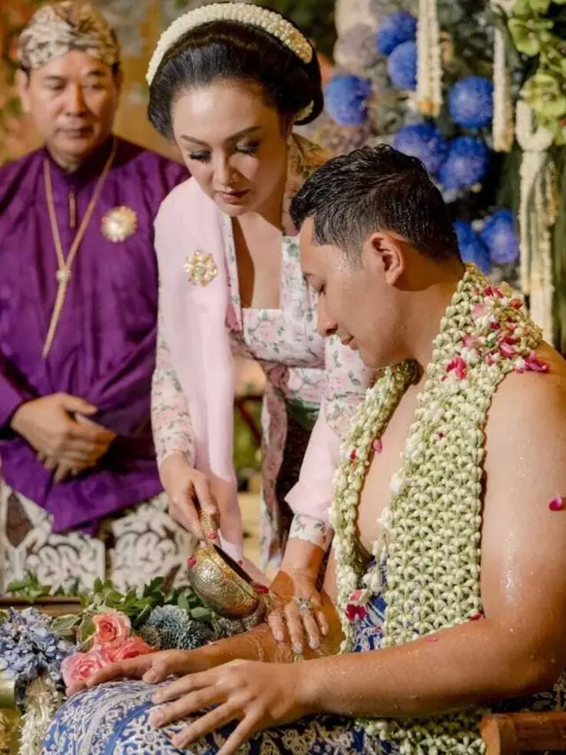 Potret Detail Kebaya Tata Cahyani di Momen Siraman-Sungkeman Darma Mangkuluhur