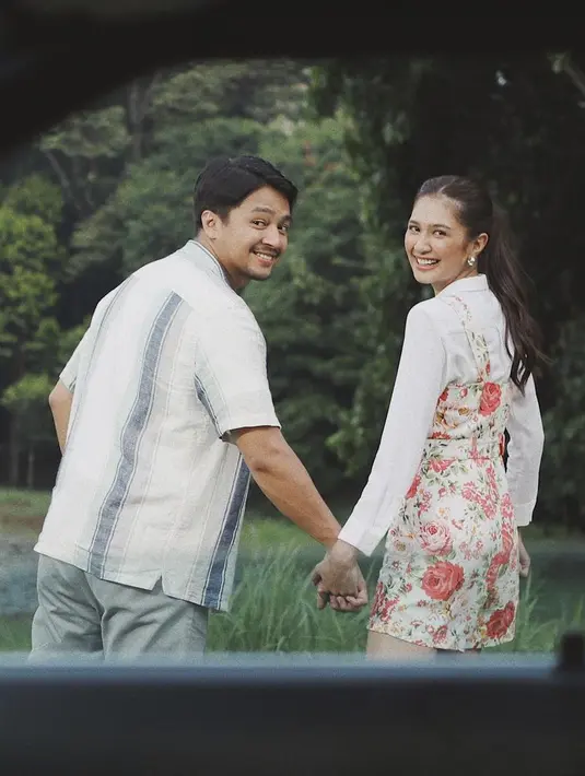 <p>Sambil bergandengan tangan Miklha Tambayong dan Deva Mahenra tersenyum sambil menatap ke arah kamera. Di foto Ini menjadi kali kedua Deva menuliskan pesan romantis untuk sang kekasih yang merayakan pertambahan usia. "Sekali lagi di sini, saya ada. Di hari yang saya ingat dan kenali. Di hari yang kamu tunggu dan syukuri," tulis Deva di Instagram yang dikutip pada Jumat (16/9). (Instagram/devamahenra)</p>