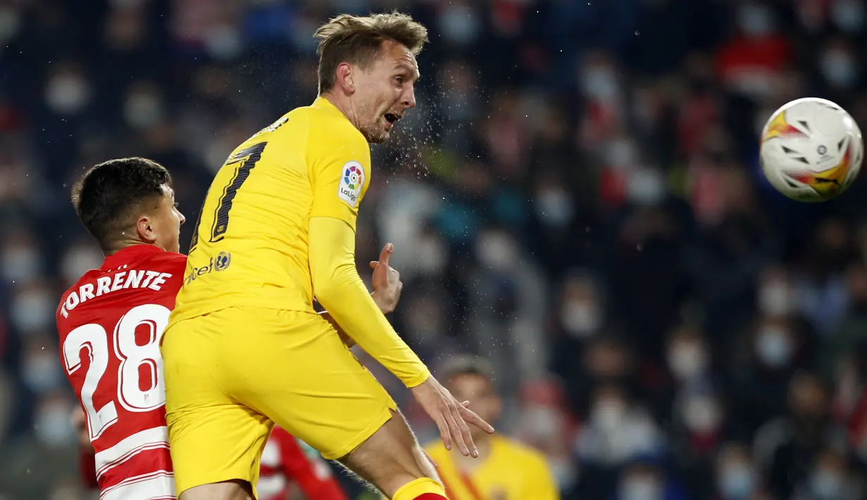 Barcelona sudah berhasil mencetak gol ke gawang Granada pada menit ke-8. Namun gol lewat sundulan Lukuk De Jong tersebut dianulir wasit akibat Gavi yang mengirimkan umpan telah terlebih dahulu terperangkap offside. (AP/Fermin Rodriguez)
