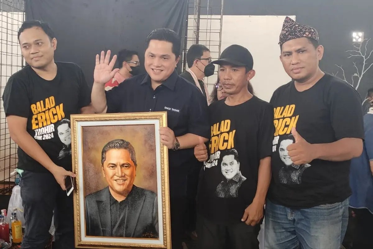 Erick Thohir menerima cinderamata dari relawan pendukungnya. (Ist).