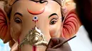 Festival ini berlangsung selama 10 hari yang menandai kelahiran dewa berkepala gajah Ganesha, dewa kemakmuran dan kebijaksanaan. (Indranil Mukherjee/AFP)