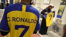 Seorang pria mengenakan kaus Cristiano Ronaldo di toko klub Al Nassr di Riyadh, Arab Saudi, Senin, 2 Januari 2023. Ronaldo dipastikan kembali mengenakan nomor 7 di Al Nassr. (AP Photo/Amr Nabil)