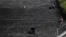 Orang-orang menikmati makanan ringan sambil duduk di tangga gereja Ara Coeli di Roma, Senin (26/4/2021). Italia kembali dibuka secara bertahap pada hari Senin setelah enam bulan memberlakukan lockdown untuk menghambat penyebaran corona Covid-19. (AP Photo/Gregorio Borgia)