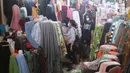 Calon pembeli memilih kain di Pasar Cipadu, Tangerang, Selasa (2/3/2021). Pandemi Covid-19 membuat industri tekstil dan pakaian jadi mengalami pertumbuhan negatif 8, 8 persen sepanjang 2020 dengan kinerja ekspor yang berkontraksi 17 persen. (Liputan6.com/Angga Yuniar)