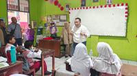 Anggota DPRD Kota Depok mengajar di ruang kelas siswa SDN Pondok Cina 1, Kecamatan Beji, Kota Depok. (Liputan6.com/Dicky Agung Prihanto)