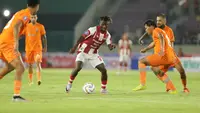 Gelandang asing Persis Solo, Moussa Sidibe, saat berusaha melewati adangan pemain Borneo FC pada pertandingan yang berlangsung di Stadion Manahan, Solo, Sabtu (15/7/2023). (Bola.com/Dok Persis)