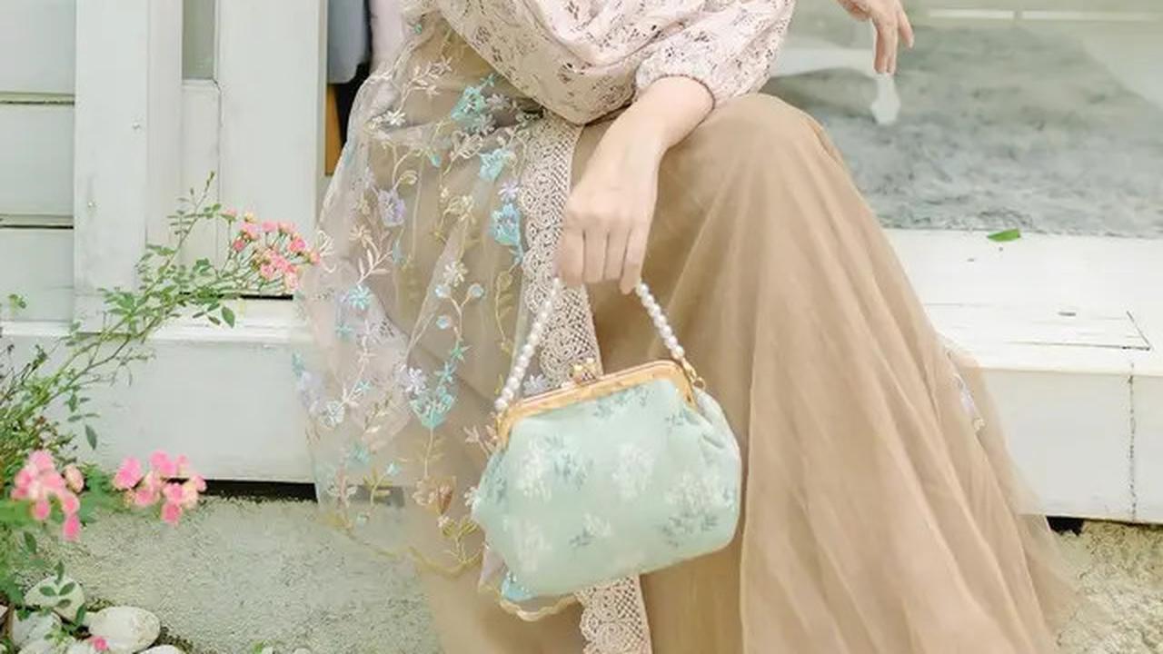 Rekomendasi 8 Model Gamis Brokat Kombinasi Polos untuk Semua Acara, Terlihat 20 tahun Lebih Muda