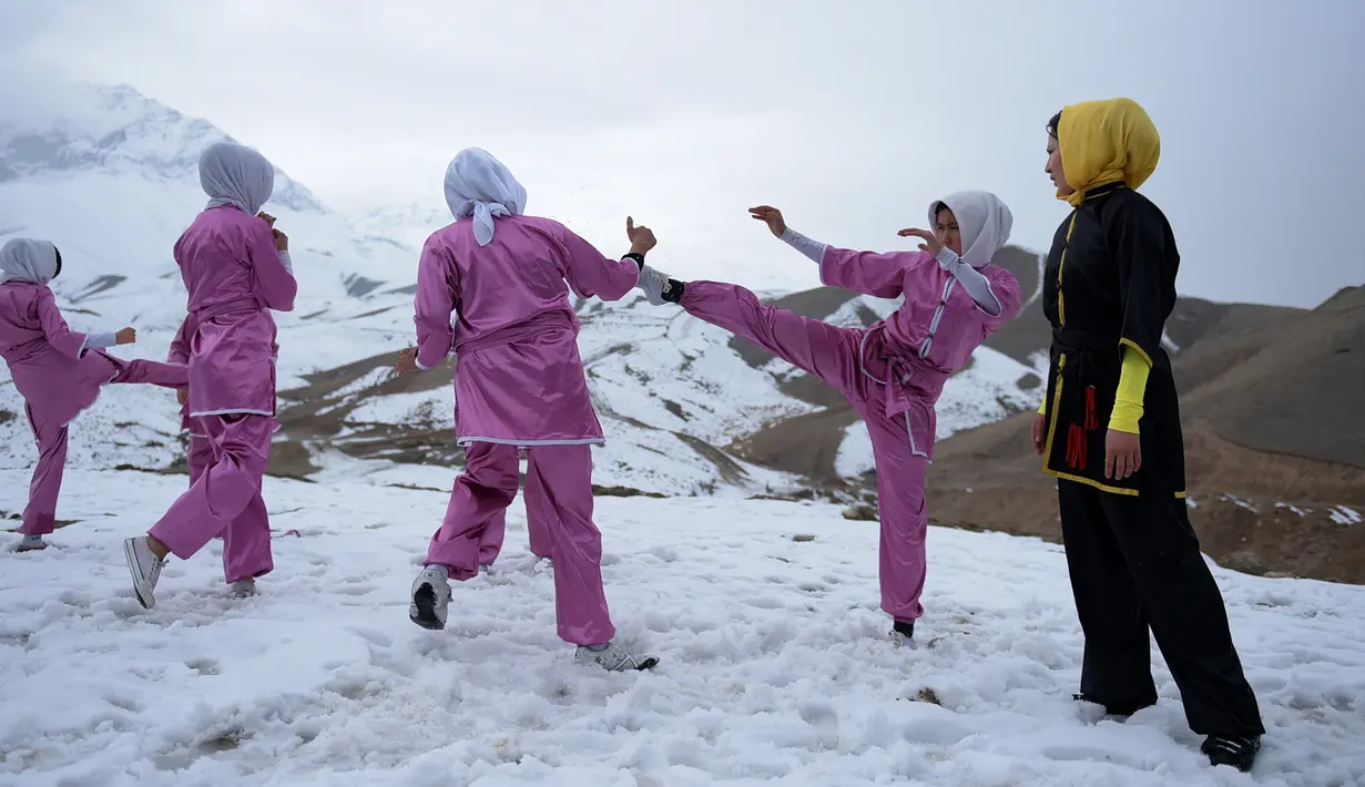 Sima Azimi (kanan) mengamati para muridnya berlatih seni bela diri wushu di puncak bukit Shahrak Haji Nabi, Kabul, 29 Januari 2017. Sima Azimi (20) adalah wanita pertama dari Afghanistan yang menjadi pelatih seni bela diri Wushu (WAKIL KOHSAR/AFP)