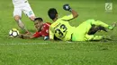 Pemain tengah Persija, Ramdani Lestaluhu (kanan) terjatuh saat berebut bola dengan Miswar Saputra (Persebaya) pada lanjutan Go-Jek Liga 1 Indonesia 2018 bersama Bukalapak di Lapangan PTIK Jakarta, Selasa (26/6). (Liputan6.com/Helmi Fithriansyah)