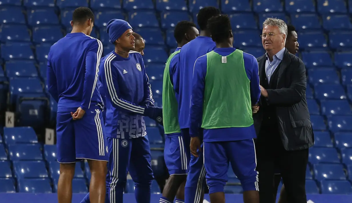 Guus Hiddink hadir saat Chelsea menang melawan Sunderland, Hiddink menggantikan Jose Mourinho yang dipecat setelah kalah tidak mampu membawa Chelsea keluar dari papan bawah klasemen Liga Premier Inggris. (AFP Photo/Ian Kington)