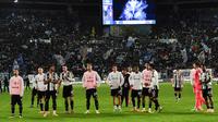 Para pemain Juventus memberikan penghormatan kepada para suporter di penghujung pertandingan Serie A Italia antara Lazio dan Juventus di Stadion Olimpico, Roma,&nbsp;Senin (27-10-2025) dini hari WIB. Lazio menang 1-0 atas Juventus. (Isabella BONOTTO/AFP)