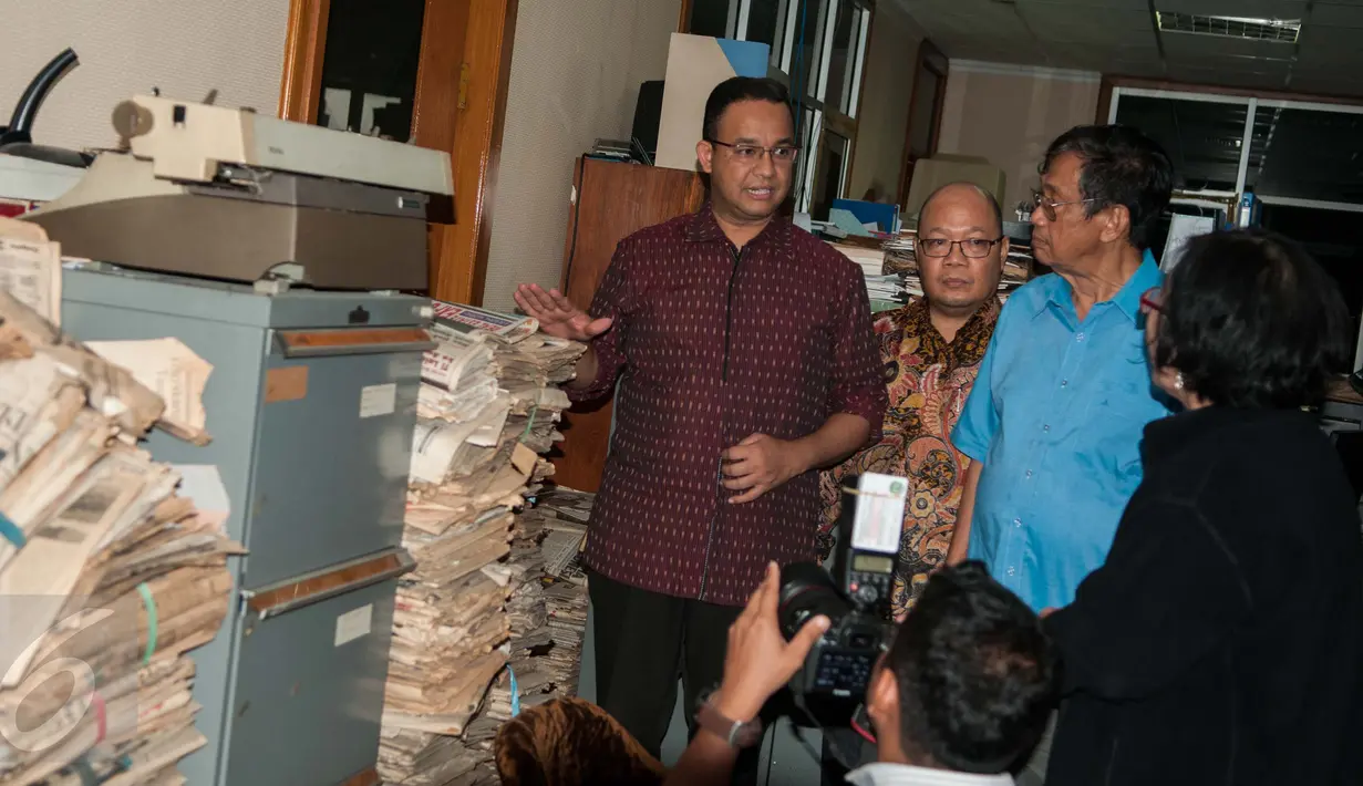 Gubernur DKI Jakarta terpilih, Anies Baswedan bertanya mengenai koleksi karya sastra di Pusat Dokumentasi Sastra (PDS) HB Jassin, Jakarta Pusat, Selasa (16/5). Anies meninjau koleksi karya-karya sastra yang ada. (Liputan6.com/Gempur M Surya)
