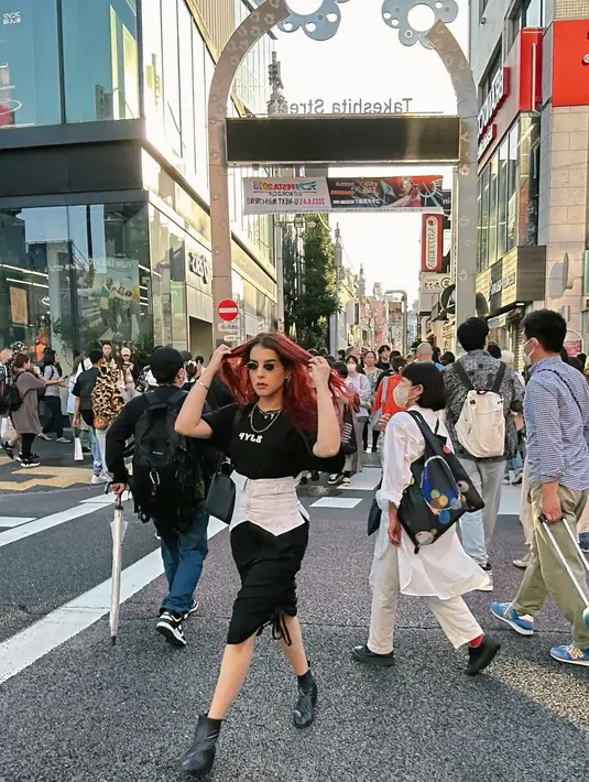 Berpose di jalanan Jepang yang ramai, Tasya Farasya tampil slay penuh gaya. Dengan kaus berwarna hitam, dipadu dengan rok serut dan midi heels boots yang juga berwarna hitam, Tasya menambahkan shapewear sebagai outer yang dipasangkan di perut. Gayanya semakin slay dengan sunglasses. Foto: Instagram.
