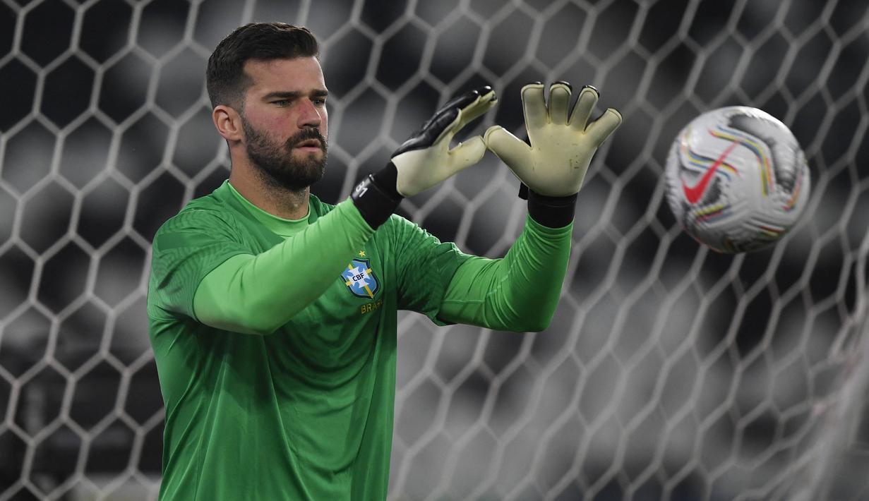 Alisson Becker. Kiper Brasil berusia 30 tahun yang telah membela Liverpool sejak awal musim 2018/2019 ini menjadi pemain Liverpool keempat dengan caps terbanyak bagi timnas. Bersama Timnas Brasil ia total telah tampil dalam 57 laga dengan torehan 39 kali clean sheet dan kebobolan 21 gol sejak melakukan debut pada 14 Oktober 2015. Bersama kiper Manchester City, Ederson ia akan bahu membahu membela Brasil di Piala Dunia 2022 Qatar yang menjadi Piala Dunia kedua sepanjang kariernya. (AFP/Mauro Pimentel)
