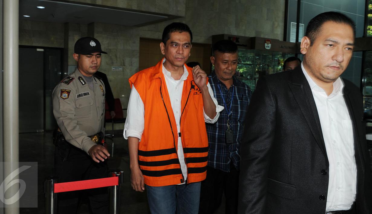 Ketua Komisi D DPRD DKI Jakarta, Mohamad Sanusi usai diperiksa sebagai tersangka TPPU di KPK, Jakarta, Kamis (14/7). Beberapa aset yang telah disita KPK berupa mobil dan uang milik Sanusi. (Liputan6.com/Helmi Afandi)