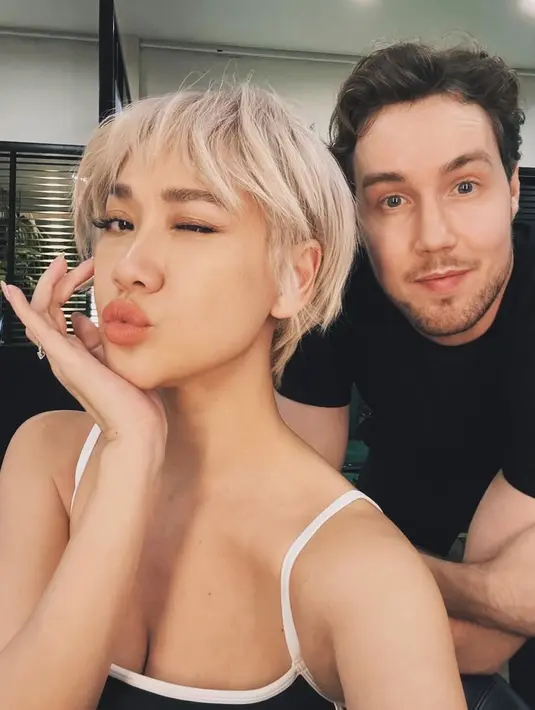 Gaya rambut pixie cut memang jarang dipilih, apalagi untuk seorang figur publik seperti BCL yang kerap tampil dengan rambut panjang atau lob cut di berbagai kesempatan. Namun, keberanian BCL untuk tampil beda menuai banyak pujian dari penggemar.  [@itsmebcl].