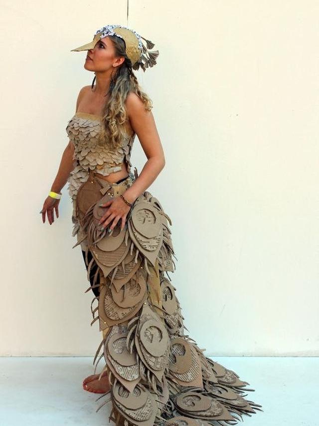 Kreatif, Model Ini Gunakan Busana Bahan Kardus di Atas Catwalk