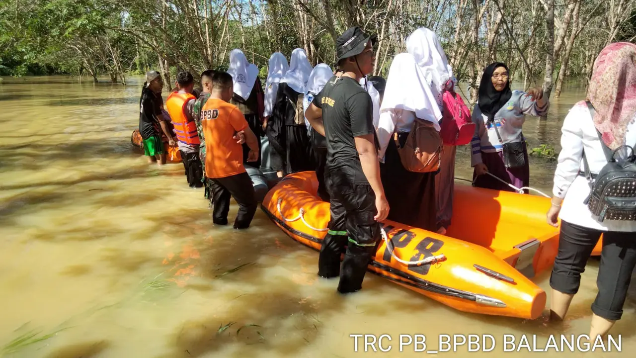 Sejumlah pelajar menggunakan perahu karet dari BPBD Balangan saat menuju sekolah