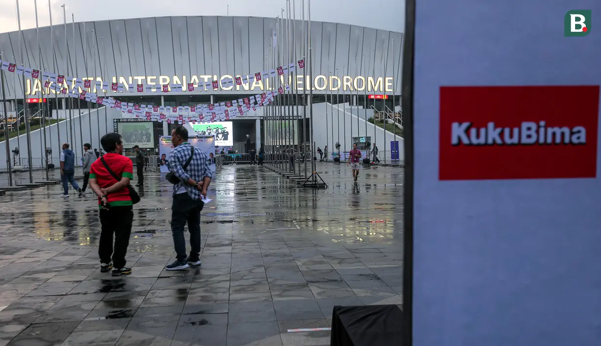Hujan sempat mengguyur area Jakarta International Velodrome sebelum dimulainya acara MALAMNYA BOLA yang disponsori salah satunya oleh minuman berenergi Kuku Bima dengan agenda utama nonton bersama laga kualifikasi Piala Dunia 2026 antara Timnas Indonesia menghadapi Filipina di area Jakarta International Velodrome, Rawamangun, Selasa (11/6/2024). (Bola.com/Bagaskara Lazuardi). (Bola.com/Bagaskara Lazuardi)