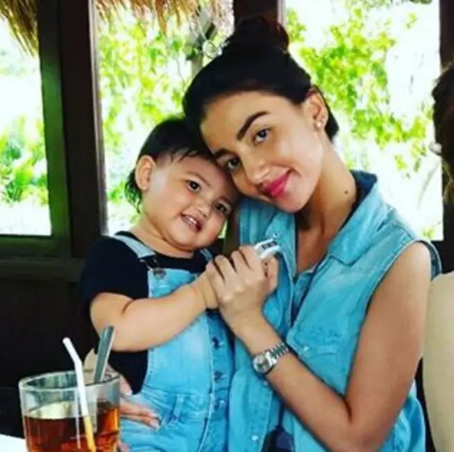 Tsania Marwa bersama anak perempuannya, Shabira (Foto: Instagram)