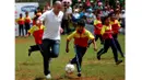  Zinedine Zidane, bermain sepak bola untuk anak-anak Indonesia di Desa Cisaat, Ciater, Jawa Barat, (07/08/2007).  Zidane, menjadi duta sepak bola selama tiga hari di Indonesia. (EPA/Mast Irham)