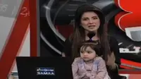 Kiran Naz, seorang presenter TV Pakistan yang membawa anak saat siaran (Capture/ 7wwmedia)