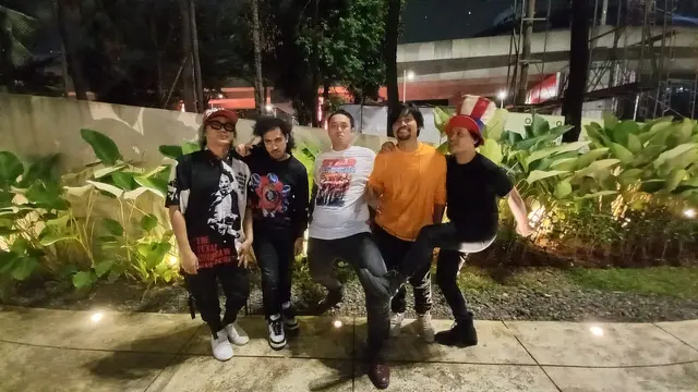 Jay and The Others band yang berisi Gilang Dirga Thomas Gigi, Hendy Gigi, Randi Nidji, Denny Chasmala.
