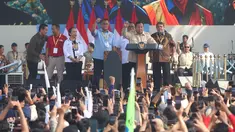 Presiden Prabowo Subianto (kedua kanan berdiri) didampingi sejumlah pimpinan organisasi-organisasi buruh menyampaikan pidato dalam peringatan Hari Buruh Internasional atau May Day 2026 di kawasan Monumen Nasional (Monas), Jakarta, Jumat (1/5/2026). (merdeka.com/Arie Basuki)