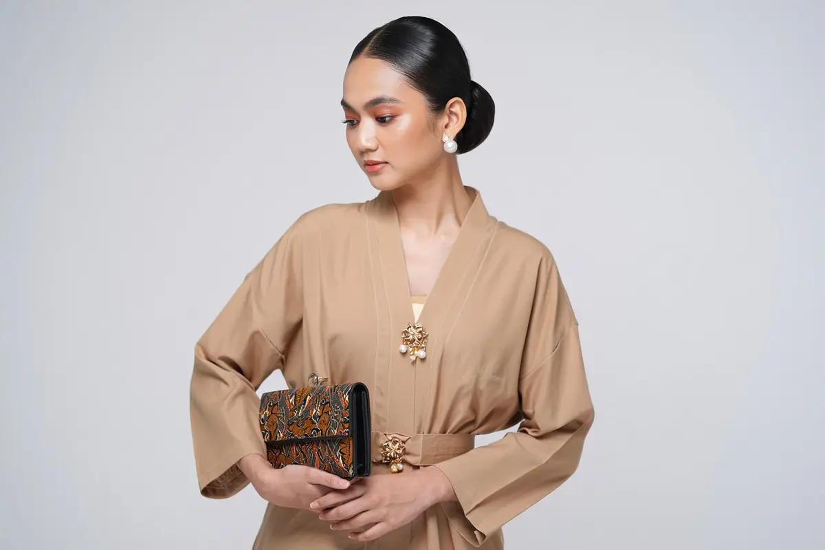 Mix & Match Kebaya dengan Sanggul Modern (Foto: Reve Art AI)
