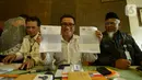 Helmy Yahya (tengah) menunjukkan surat pemberhentiannya sebagai Direktur Utama TVRI dalam konferensi pers di Jakarta, Jumat (17/1/2020). Dewan Pengawas Lembaga Penyiaran Publik TVRI resmi memecat Direktur Utama Helmy Yahya melalui surat pemberhentian pada 16 Januari 2020. (merdeka.com/Imam Buhori)