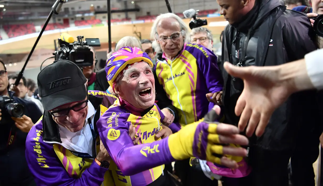 Pesepeda asal Perancis, Robert Marchand ( 105 tahun), mendapat ucapan setelah memecahkan rekor bersepeda lebih dari 14 mil (setara 22,5 km) selama satu jam di sebuah velodrom di Saint-Quentin-en-Yvelines, dekat Paris, Rabu (4/1). (PHILIPPE LOPEZ/AFP)