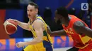 Pemain timnas basket Brasil, Marcelinho Huertas (kiri) mencoba melewati pebasket Spanyol, Usman Garuba pada penyisihan Grup G FIBA World Cup 2023 di Indonesia Arena, Gelora Bung Karno, Jakarta, Senin (28/8/2023). (Liputan6.com/Helmi Fithriansyah)