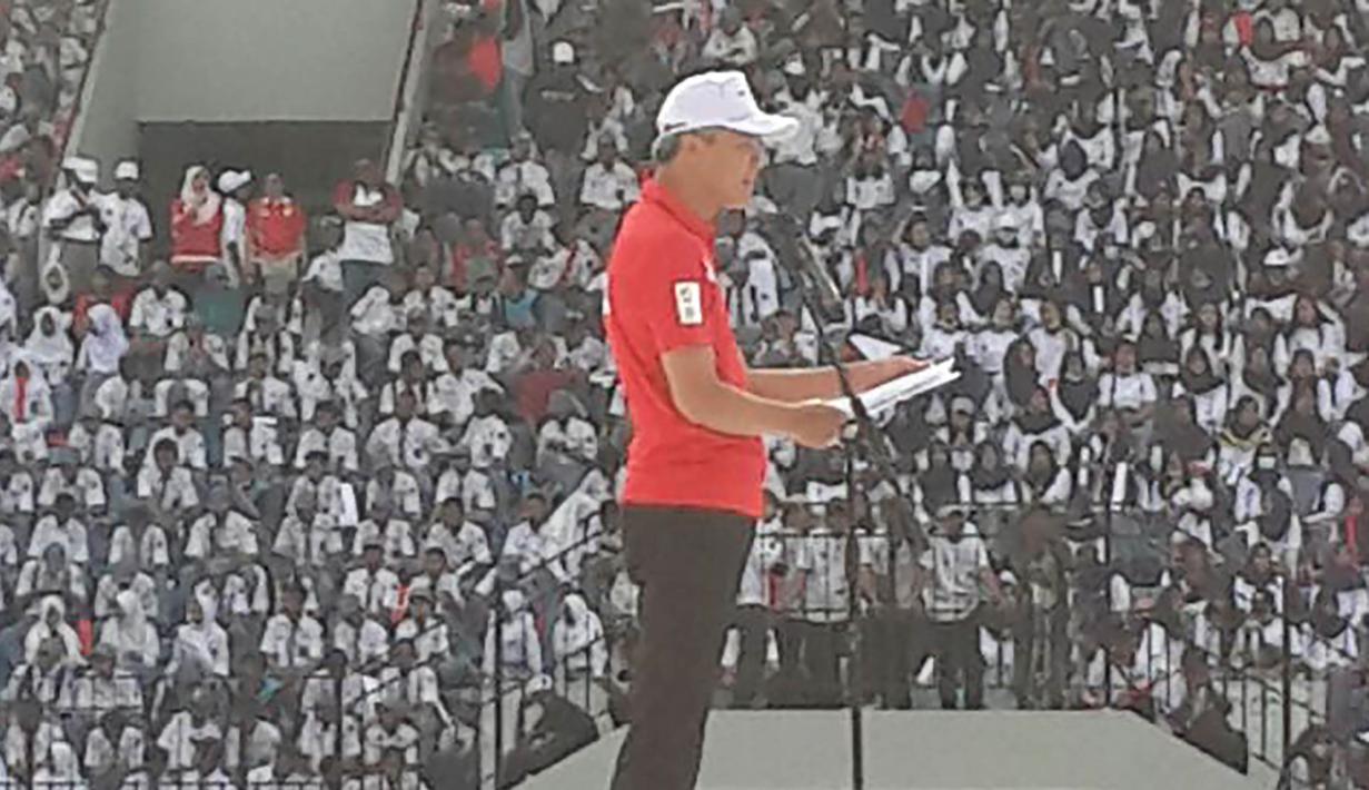 Gubernur Jawa Tengah, Ganjar Pranowo, saat acara perayaan Hari Olahraga Nasional ke-34 di Stadion Dr. H. M. Soebroto, Magelang, Sabtu (9/9/2017). Haornas tahun ini mengangkat tema "Olah Raga yang Menyatukan Kita". (Bola.com/Dorojatun)  