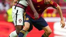 Pemain Portugal Danilo Pereira (kiri) berebut bola dengan pemain Spanyol Sergio Busquets pada pertandingan persahabatan internasional di Stadion Wanda Metropolitano, Madrid, Spanyol, Jumat (4/6/2021). Pertandingan berakhir dengan skor 0-0. (AP Photo/Manu Fernandez)