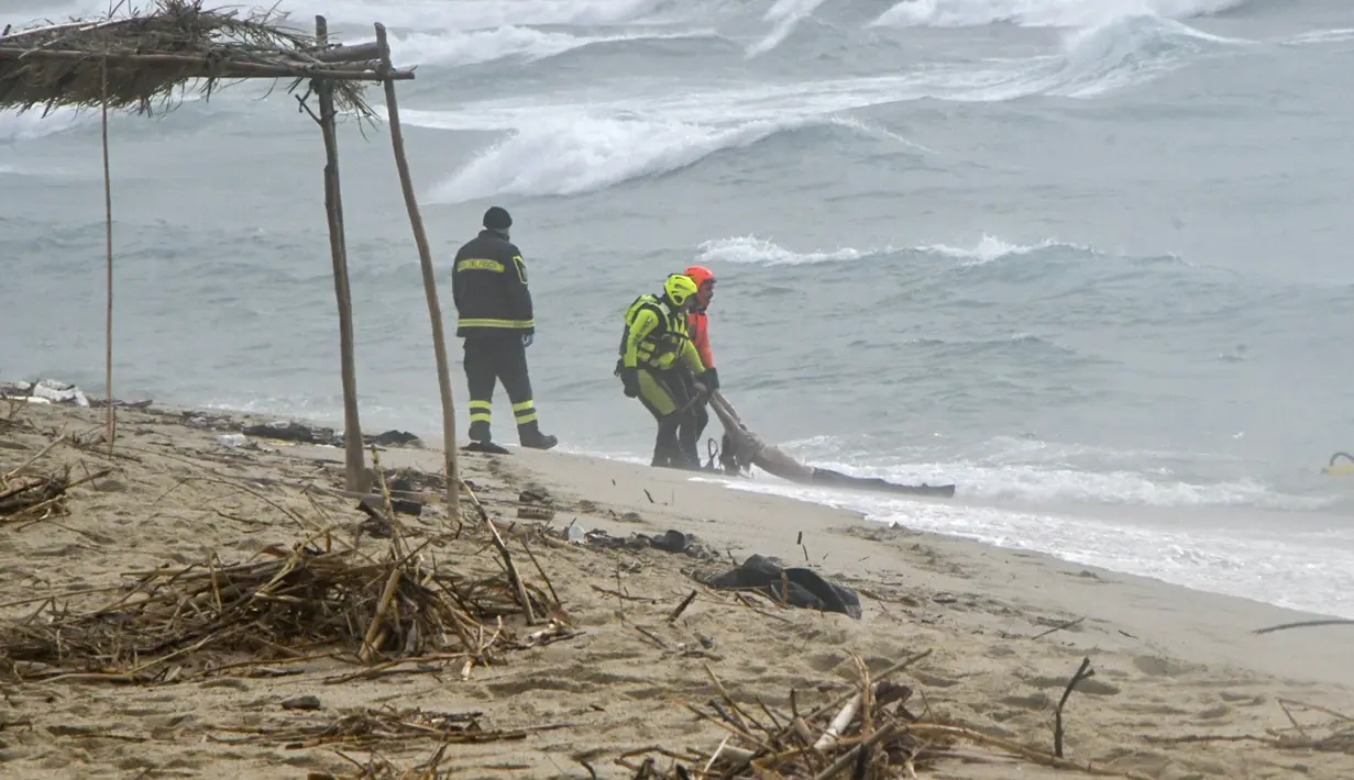 Tim penyelamat menemukan mayat di pantai dekat Cutro, Italia selatan, setelah sebuah perahu migran pecah di laut yang ganas pada Minggu, 26 Februari 2023. Kapal mengangkut imigran itu tenggelam terkena badai di laut lepas pantai wilayah Calabria selatan Italia. (Antonino Durso/LaPresse via AP)
