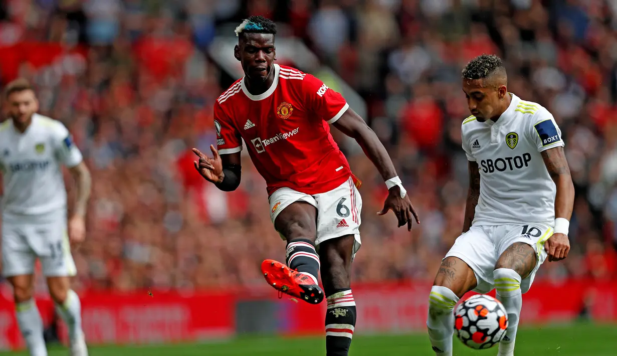 Paul Pogba. Aksi 4 assistnya terjadi dalam pekan pembuka Liga Inggris 2021/2022 antara Manchester United kontra Leeds United yang akhirnya membawa kemenangan telak Setan Merah 5-1. Penampilan gemilangnya memberi sinyal positif atas rumor kepergiannya dari Old Trafford. (Foto: AFP/Adrian Dennis)