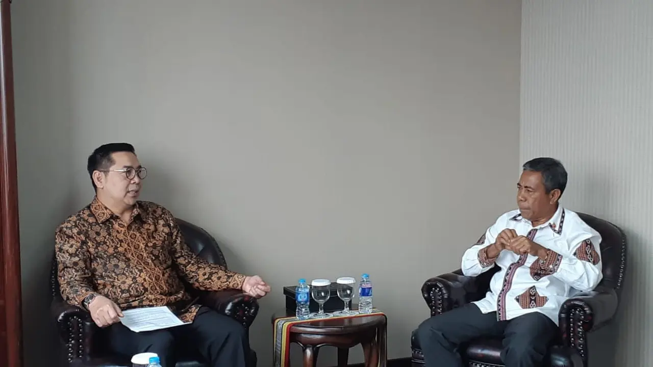 Corporate Secretary SCM, Gilang Iskandar dan Duta Besar Timor Leste untuk Indonesia, Alberto XP Carlos dalam pertemuan membahas penjajakan kerja sama sektor media, di Kedutaan Timor Leste di Jakarta (9/8/2018) (Rizki Akbar Hasan / Liputan6.com)