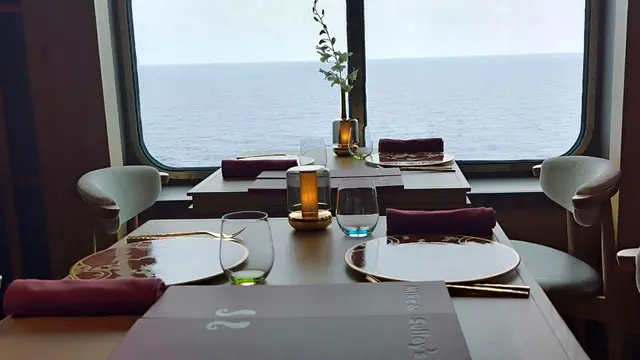 Suasana makan di Disney Adventure Cruise